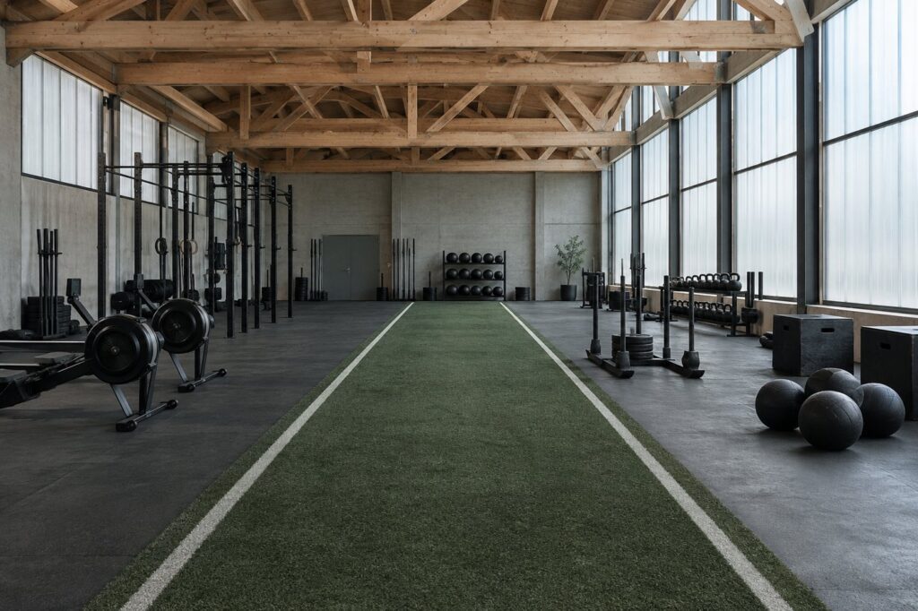 Functional fitness hall with running lane and station equipment